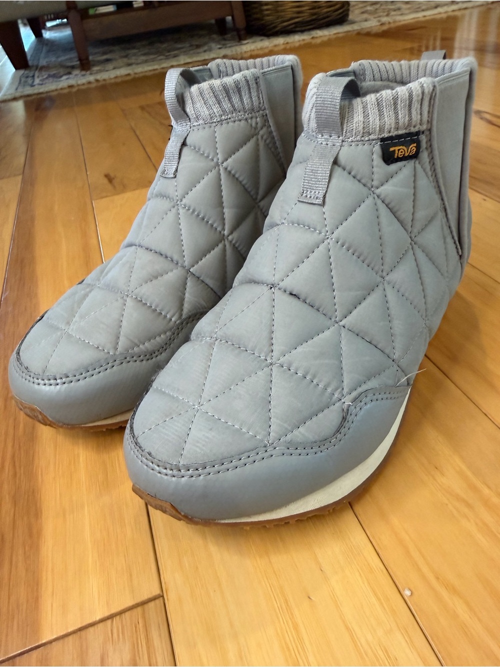 Teva Ember Mid Quilted Ankle Booties Light Grey Size 7 Slip On Puffer Shoes